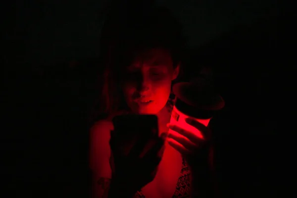 Grupo de jovens mulheres se divertindo em uma festa à beira do lago à noite com uma luz vermelha — Fotografia de Stock