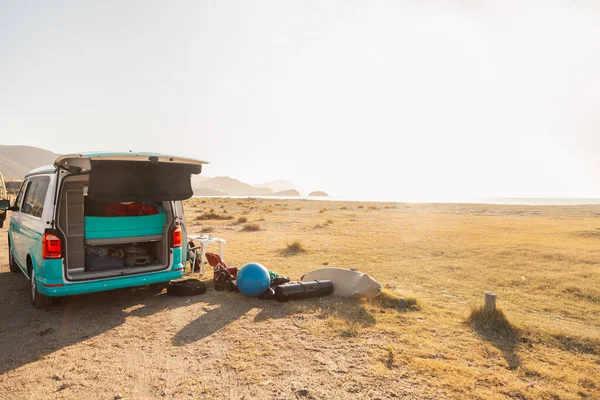 Camper van parked near the sea in Almeria, Spain, with vacation objects — Stock Fotó