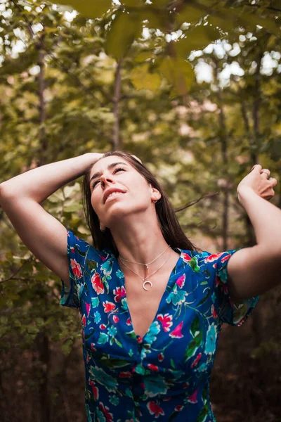 Retrato ao ar livre de uma bela mulher morena vestindo um vestido na floresta — Fotografia de Stock