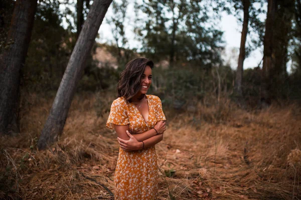 Retrato ao ar livre de uma bela mulher morena vestindo um vestido na floresta — Fotografia de Stock