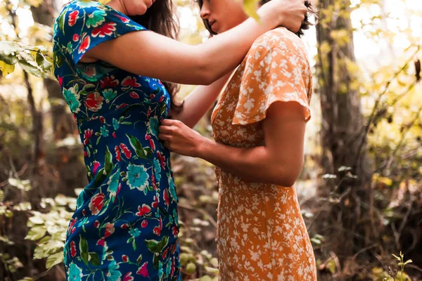 Két fiatal leszbikus simogatja egymást az erdőben. — Stock Fotó