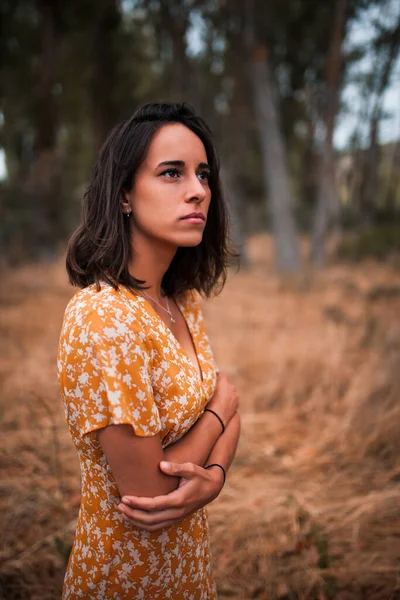 Retrato ao ar livre de uma bela mulher morena vestindo um vestido na floresta — Fotografia de Stock