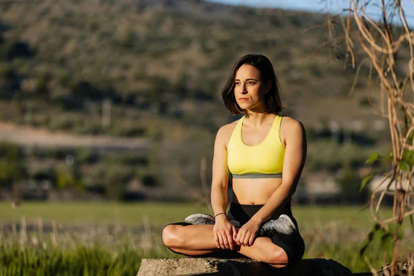 Joven Hermosa Mujer Haciendo Ejercicios Yoga Parque — Foto de Stock