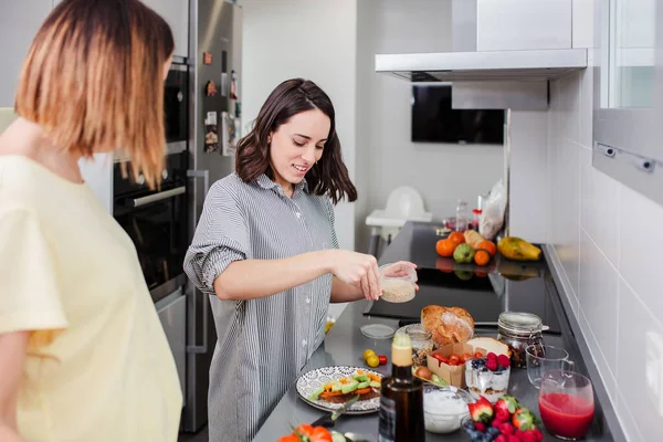 Vrouwen bereiden gezond voedsel in de keuken hebben plezier, concept dieetvoeding. — Stockfoto