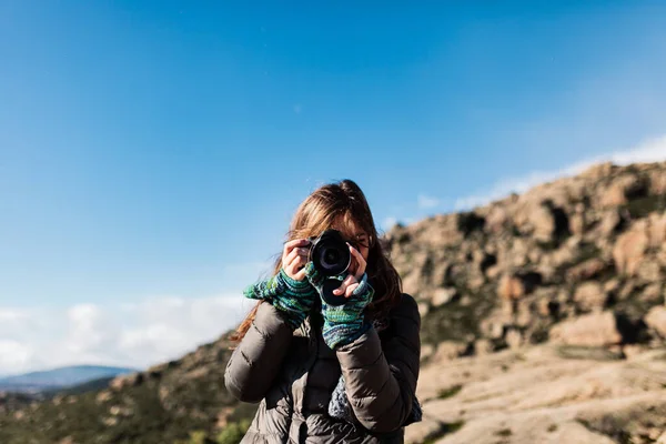 Genç bir kadın doğada fotoğraf çekiyor. — Stok fotoğraf