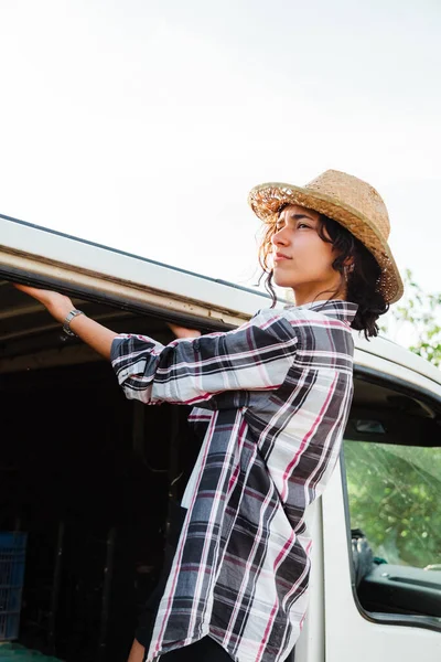 Jovem agricultor mulher em uma van olhando para o campo de cultivo — Fotografia de Stock