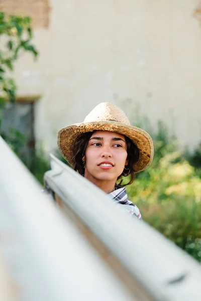 Jovem agricultor mulher em uma van olhando para o campo de cultivo — Fotografia de Stock