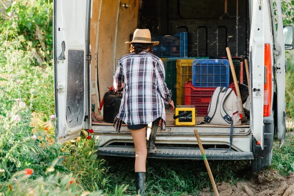 Bäuerin geht auf Getreidefeld zu ihrem Lieferwagen — Stockfoto