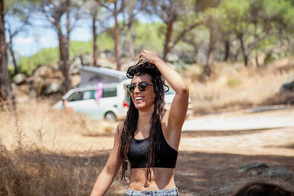 San martin de Valdeiglesias, Madrid, Espagne. Joyeux jeune femme dans la forêt profitant de ses vacances d'été — Photo