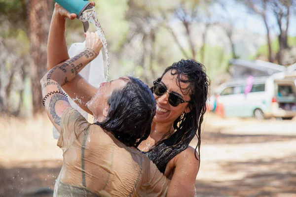 西班牙马德里的San martin de Valdeiglesias 。一群女人玩水来冷却夏天靠近喷泉的地方. — 图库照片