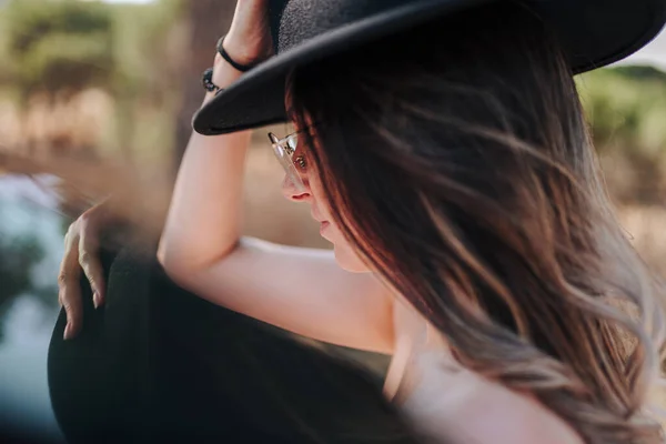 Donna con cappello e occhiali in vacanza in campeggio — Foto Stock