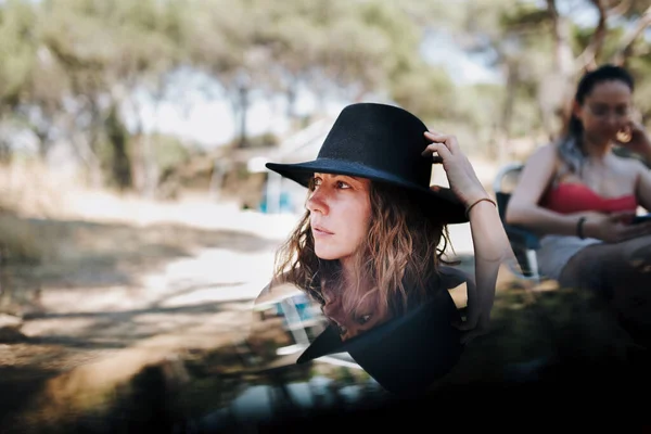 Egy nő, aki kalapot visel nyaralás közben egy kempingben. — Stock Fotó