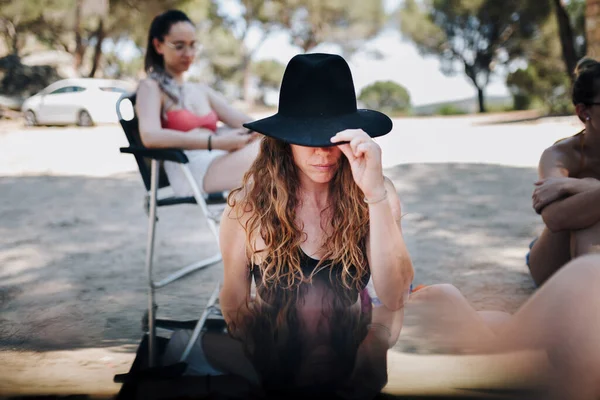 Frau mit Hut im Urlaub auf einem Campingplatz — Stockfoto