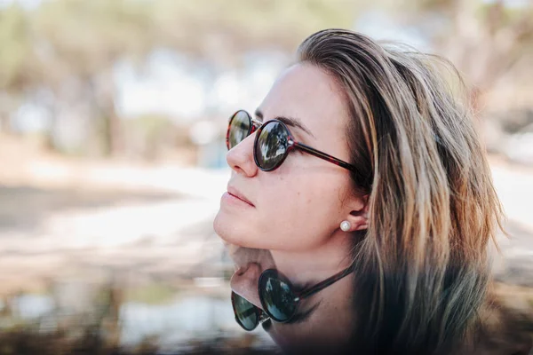 Mulher de verão sorridente com chapéu e óculos de sol — Fotografia de Stock