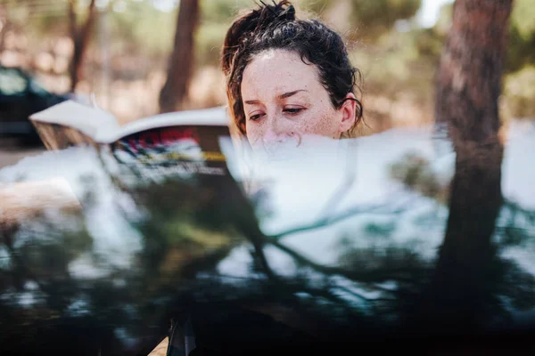 Junge Frau liest an einem sonnigen Tag in einem Park ein Buch — Stockfoto