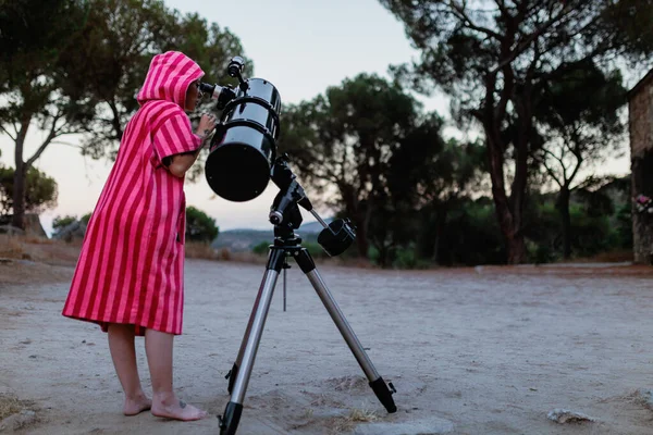 Женщина Смотрит Луну Через Телескоп — стоковое фото