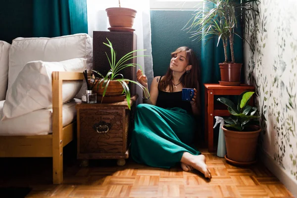 Redhead Woman Sit Home Drink Coffee Floor — Stock Fotó