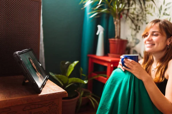 Jeune Femme Faisant Appel Vidéo Assis Maison Buvant Café Par — Photo