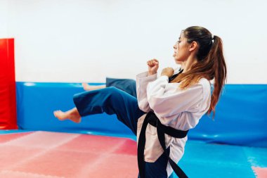 İki genç kadın bir eğitim merkezinde tekvando çalışıyor.