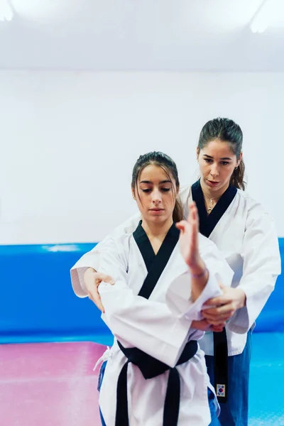 Two young women practice taekwondo in a training center — Stock Photo, Image