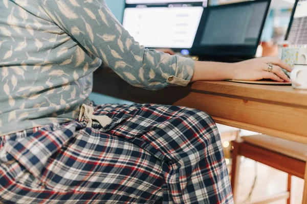 Mulher Trabalhando Partir Casa Vestido Pijama — Fotografia de Stock