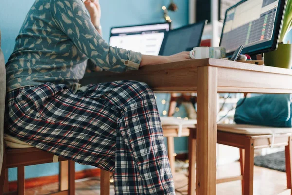Mulher trabalhando a partir de casa vestido pijama — Fotografia de Stock