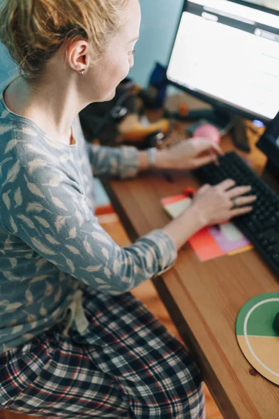 Mulher trabalhando a partir de casa vestido pijama — Fotografia de Stock