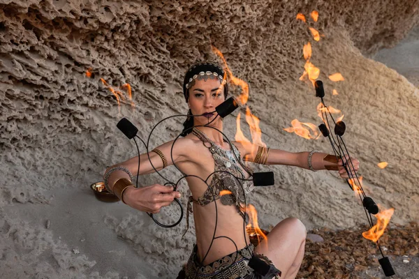 Mulher dançando dança apaixonada com ventilador de fogo em sua mão. Dançarina em estilo tribal. Espectáculo. — Fotografia de Stock