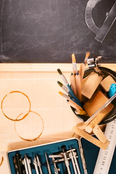 Herramientas y lugar de trabajo del ingeniero . — Foto de Stock