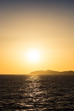 Güzel gün batımı/güneşin doğuşu deniz doğal görünümünü
