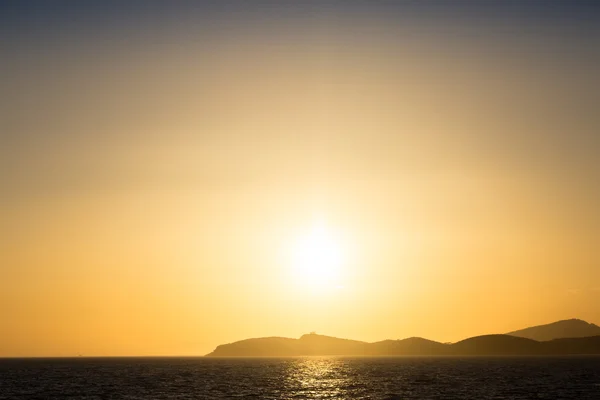 Güzel gün batımı/güneşin doğuşu deniz doğal görünümünü — Stok fotoğraf