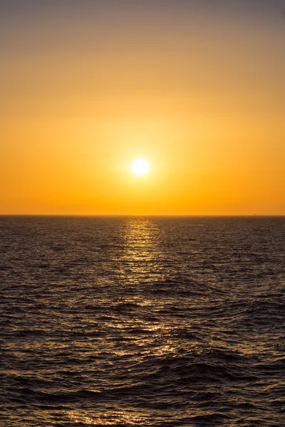 Vista panorámica del hermoso atardecer / amanecer sobre el mar —  Fotos de Stock