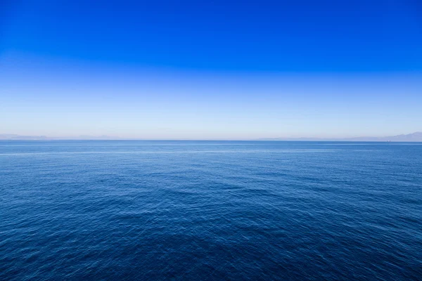 Mar azul y cielo horizonte fondo, plano de día — Foto de Stock