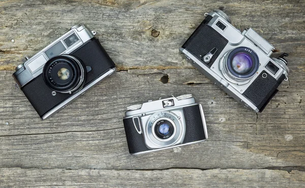 Vecchie telecamere analogiche su superficie di legno — Foto Stock