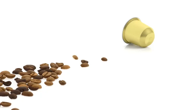 Capsule de café dorée et grains de café, isolés sur fond blanc . — Photo