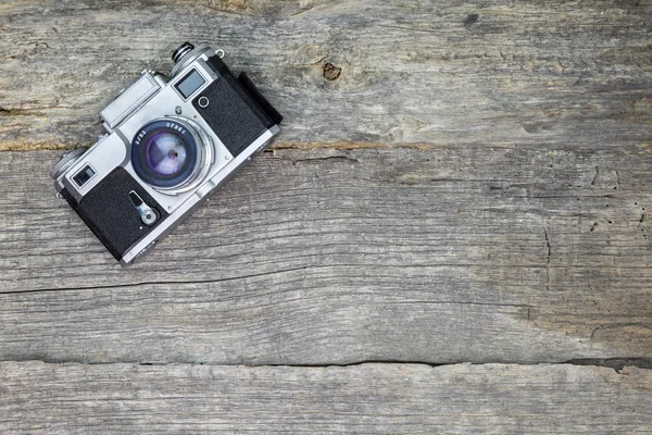 Old analog camera on wooden surface — Stock Photo, Image