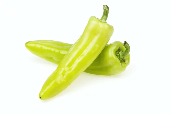 Twee puntige groene paprika, op witte achtergrond. — Stockfoto