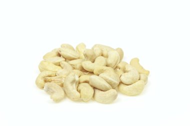 Beyaz arka plan üzerinde ham kaju fıstığı yığını.