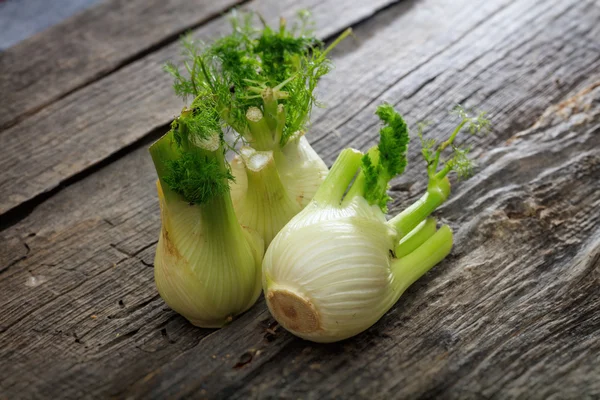 Twee bollen van de venkel, op houten oppervlak — Stockfoto