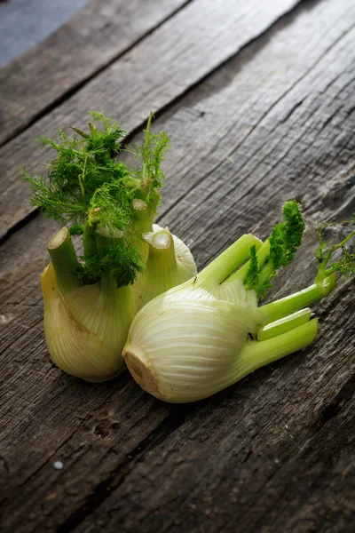 Twee bollen van de venkel, op houten oppervlak — Stockfoto