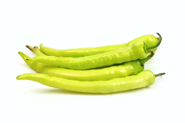 Stapel groene chilipepertjes, op witte achtergrond. — Stockfoto