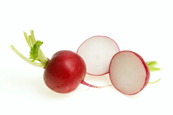 Bolbos de rabanete vermelho um corte ao meio, no fundo branco . — Fotografia de Stock