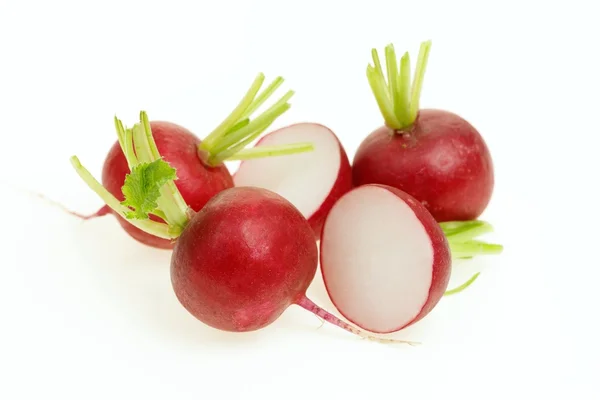 Bolbos de rabanete vermelho um corte ao meio, no fundo branco . — Fotografia de Stock