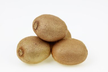 Beyaz arka plan üzerinde taze kiwiftuits yığını.