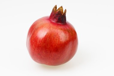 Beyaz arka plan üzerinde taze kırmızı nar meyve.