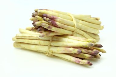 Demet taze beyaz kuşkonmaz, beyaz arka plan üzerinde.