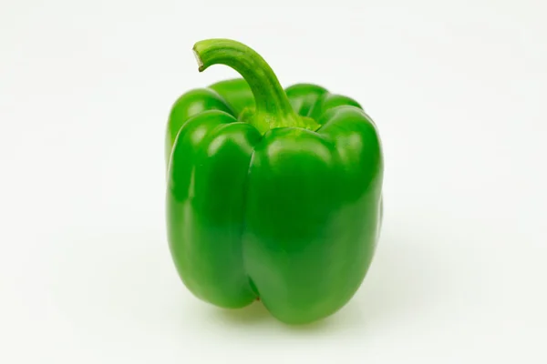 Zöld színű paprika, fehér háttér. — Stock Fotó