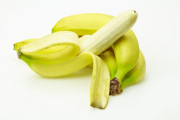 Verse bananen een van hen geschild, op witte achtergrond. — Stockfoto