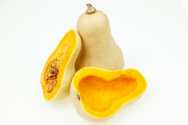Frutta a guscio di zucca, un taglio a metà, su fondo bianco . — Foto Stock
