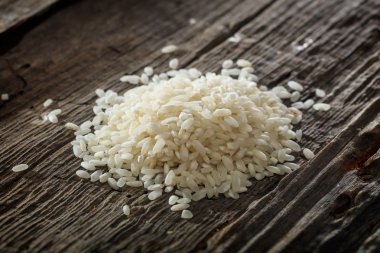 Eski ahşap yüzeyde ayarla pirinç yığını